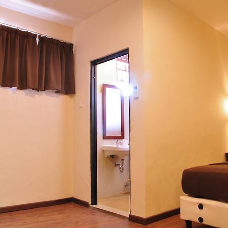 Bemo Corner Guest House Kuta Lombok Pokoj fotografie